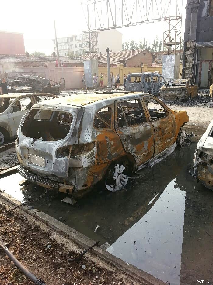 【图】煤气管道爆炸,车都烧报废了