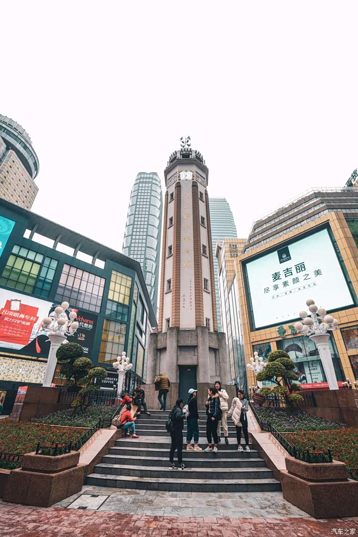 到达重庆地标建筑——解放碑