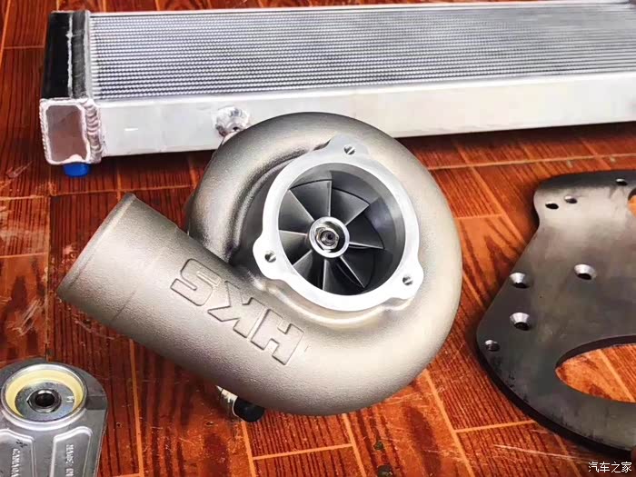 hks机增,本体和涡轮增压很相像,只不过它不是用发动机的废气驱动,而是