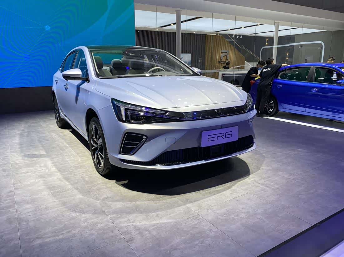 荣威er6发布于2020年5月,是荣威ei6的中期改款车型