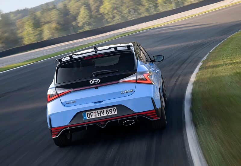 北京现代这款小钢炮拥有很运动的外观,运动感十足