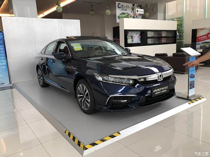 到店看车看中了月光蓝的英诗派