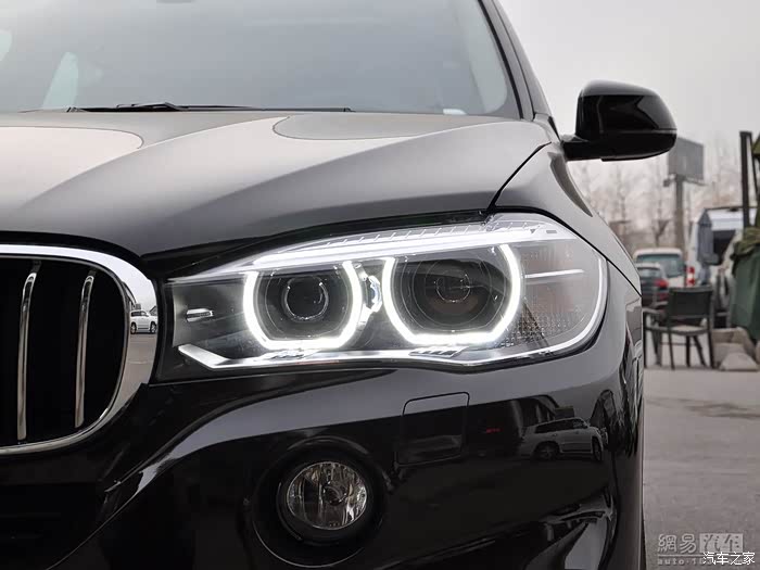 已订宝马x3的日间行车灯怎么是圆形的,而且上面写的是25特别版