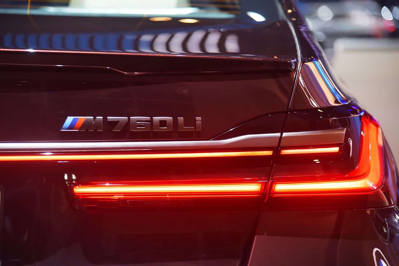 7系更大比例的双肾进气格栅,营造出磅礴的视觉冲击力