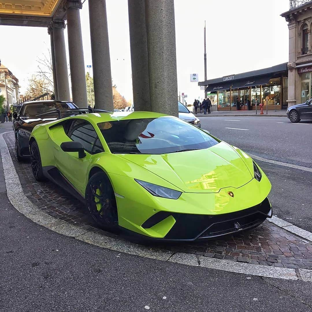 兰博基尼huracan实车,外观的车身涂装很有帅气的运动感.