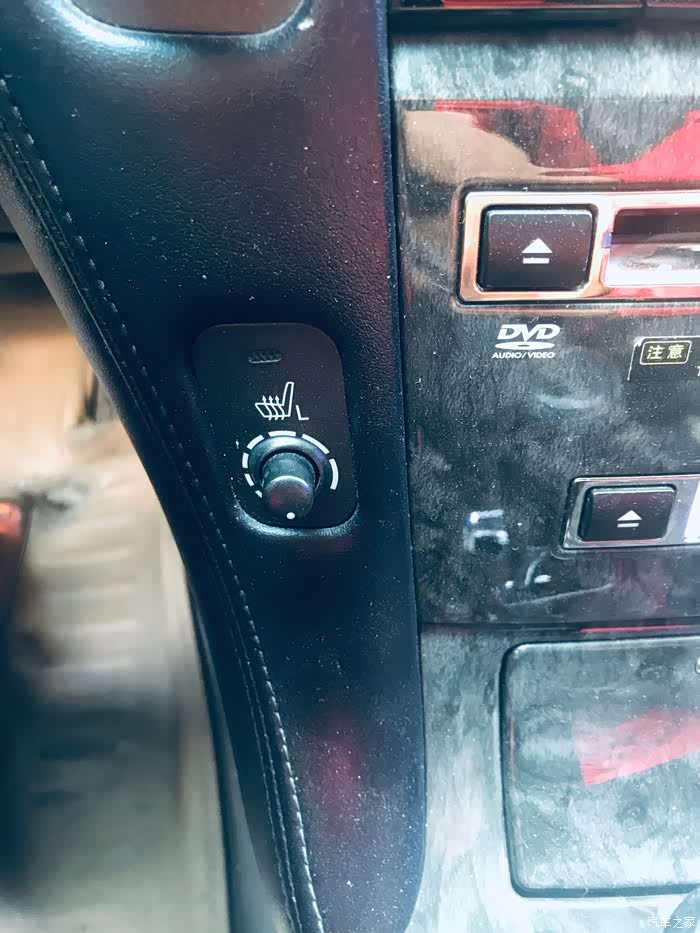 座椅加热也是有的.旋钮按键的方式很独特啊!