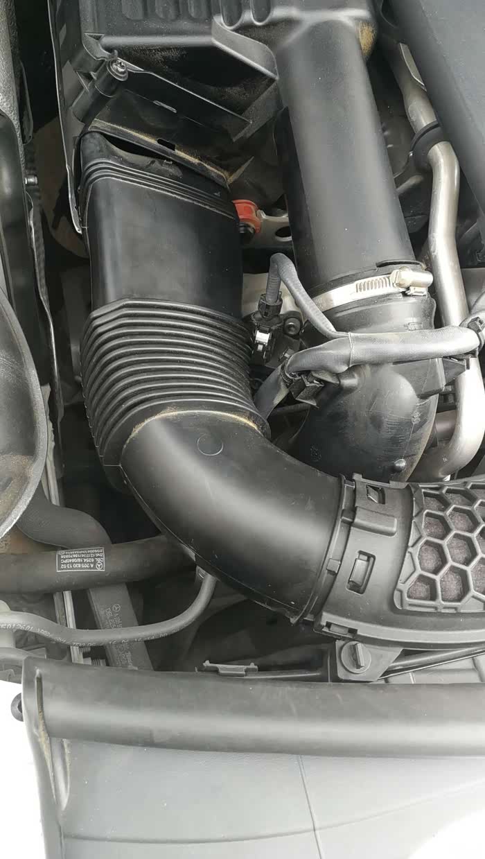 发动机进气管尾部没卡紧有影响吗