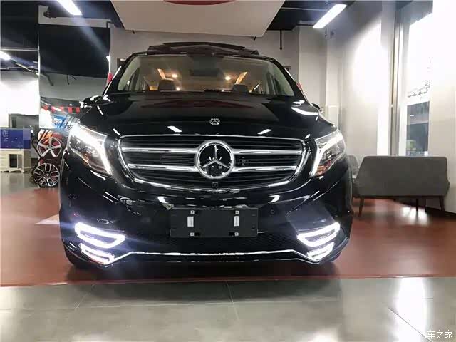 新款奔驰v260l改装车采用了全新家族化前脸设计.