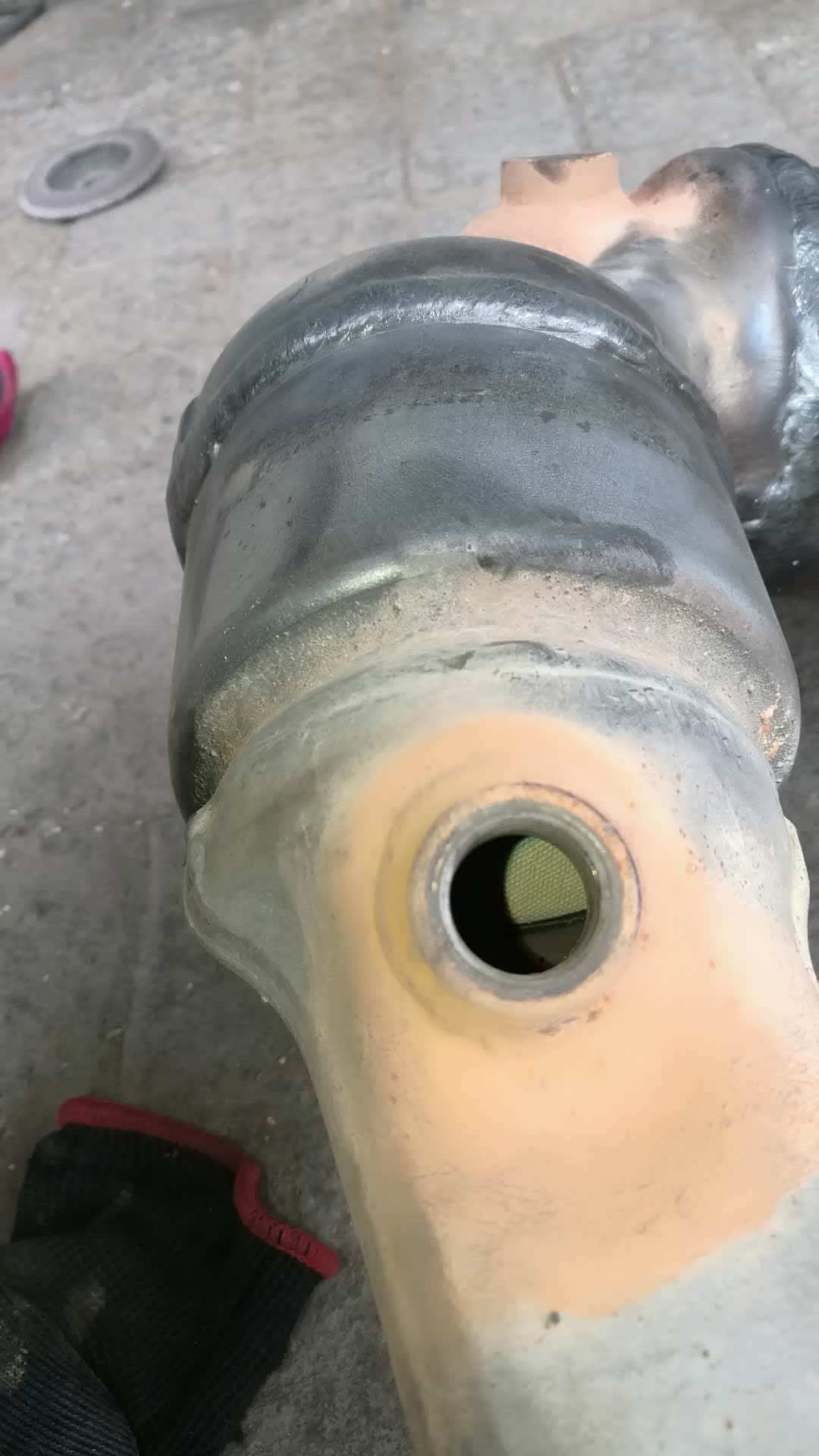 可以通过小空看到的三元催化器芯