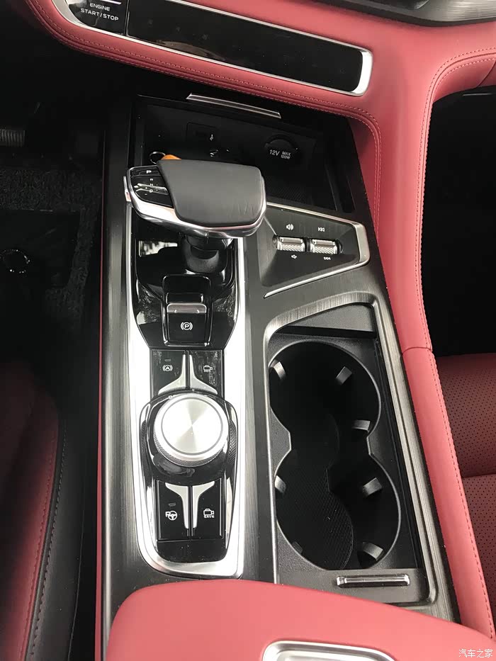 游艇式档把激发了强烈的驾驶欲,电子手刹,还有多种驾驶模式可调节.