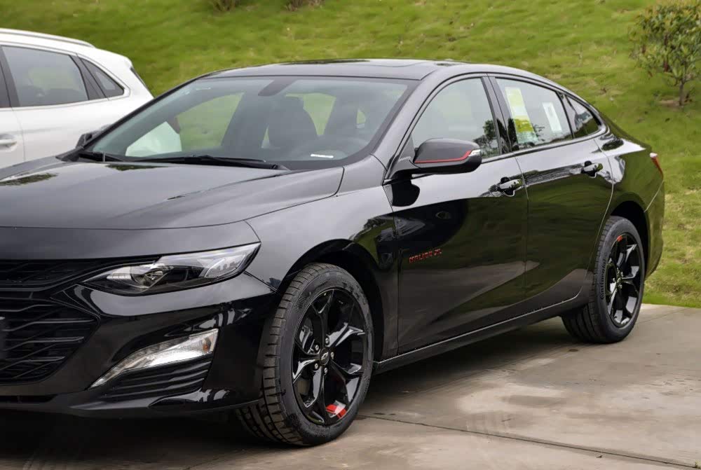 改款后的雪佛兰迈锐宝xl,外观上前脸采用犀利的线条,造型犀利