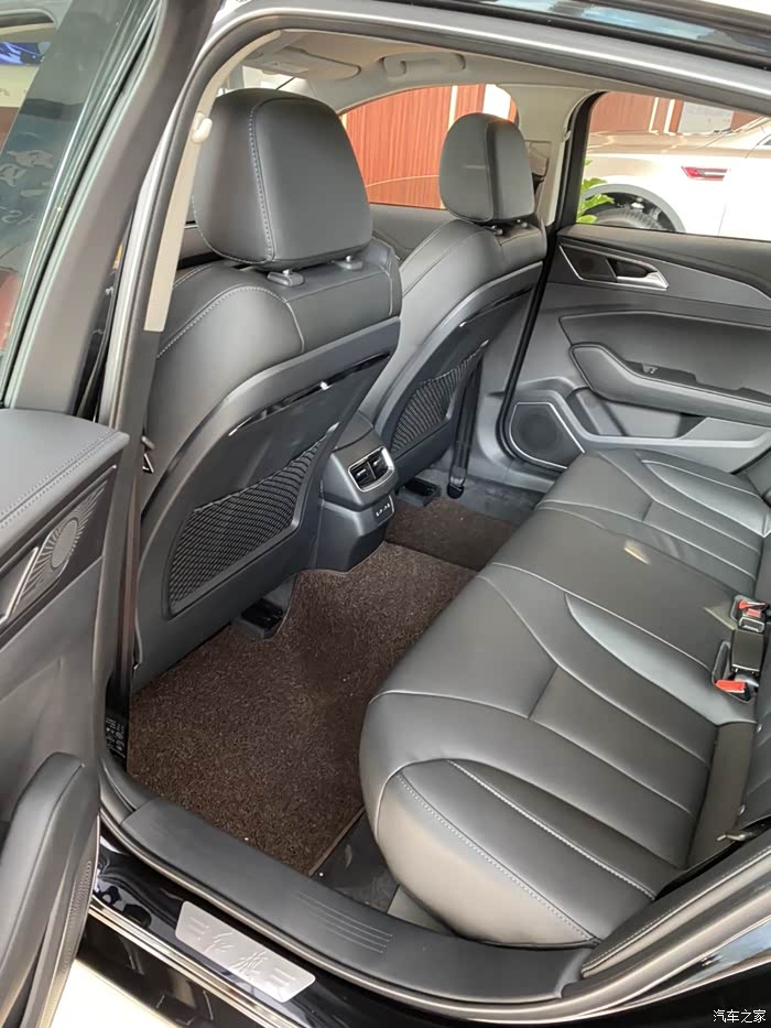 后排空间是真的牛批,我做进去还能跷二郎腿唯一美中不足的就是这款没