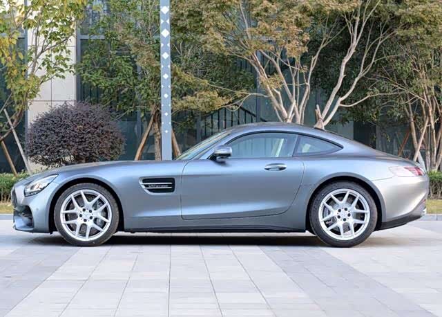 奔驰amg gt双门的设计更加的动感,小姐姐的首选.