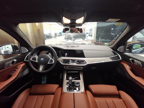 宝马x7 xdrive40i 行政版,外观霸气内饰奢华