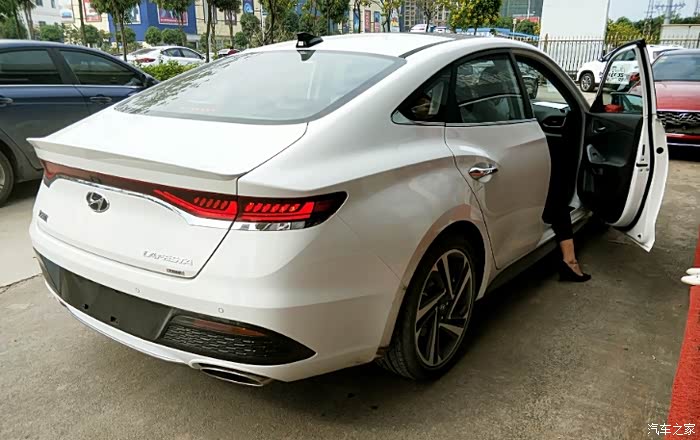 白色的菲斯塔看起来也不错呢