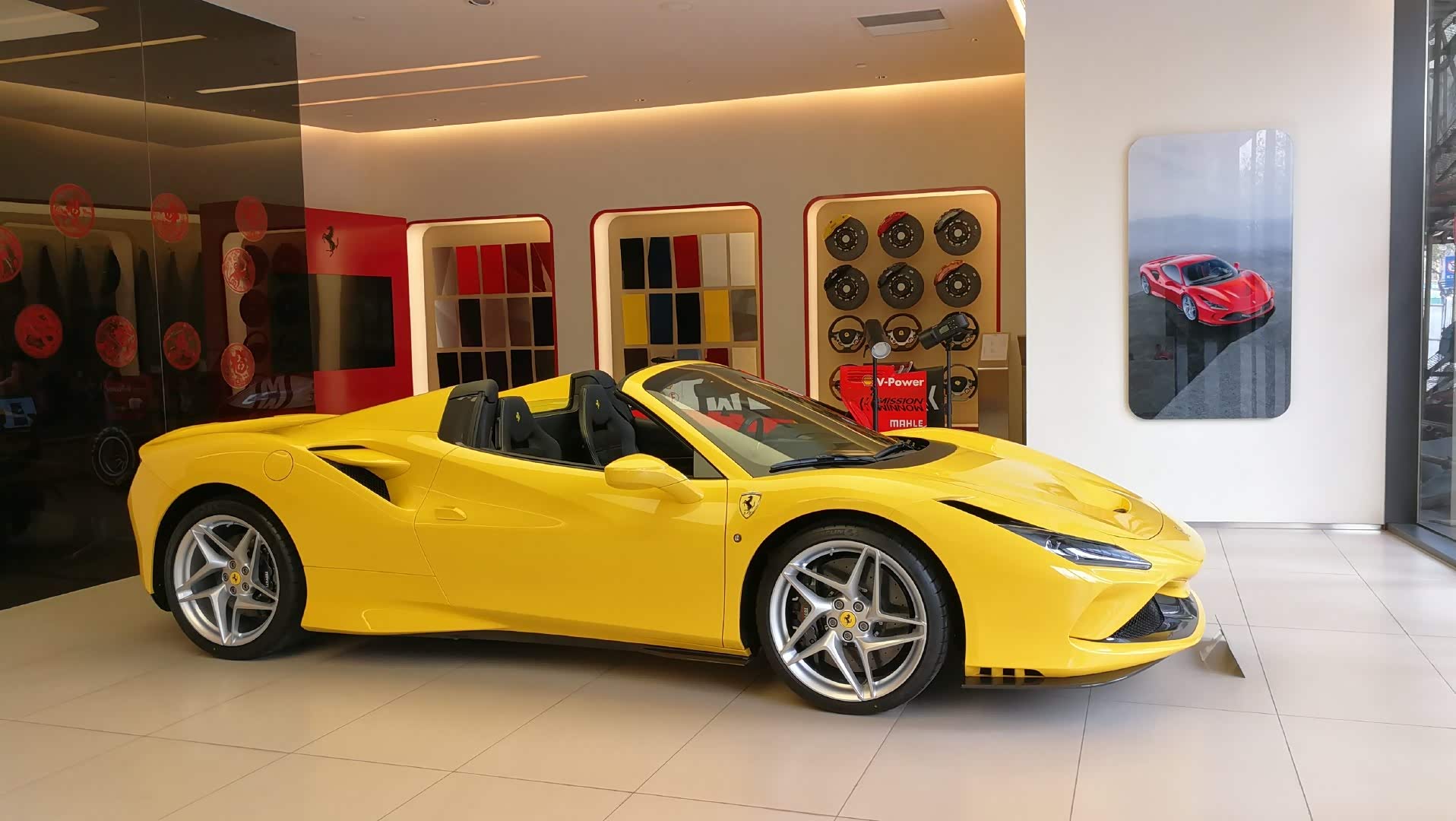 金黄色的法拉利,视觉冲击感极强