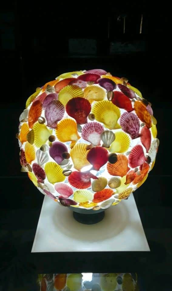 手工作的贝壳灯,闪闪发光.