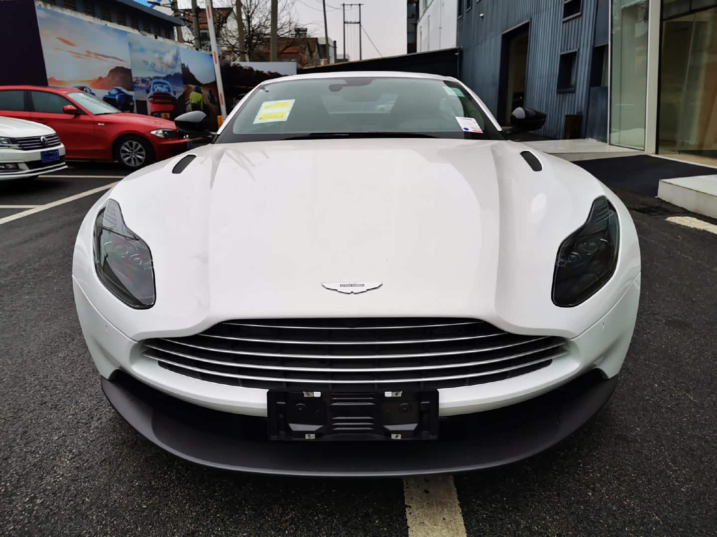 白色的阿斯顿马丁更为优雅