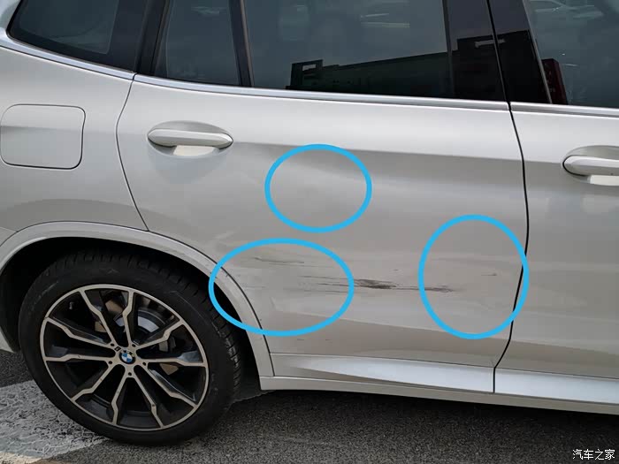 这三个地方都凹陷了,最左侧和轮眉离得近的门沿那凹陷面积最大.