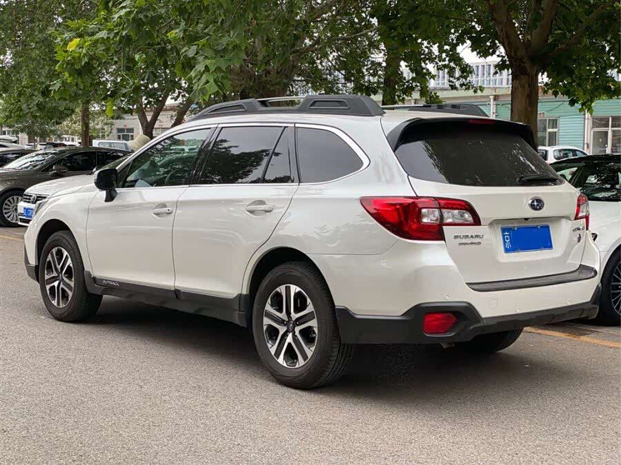 白色的斯巴鲁傲虎运动感十足