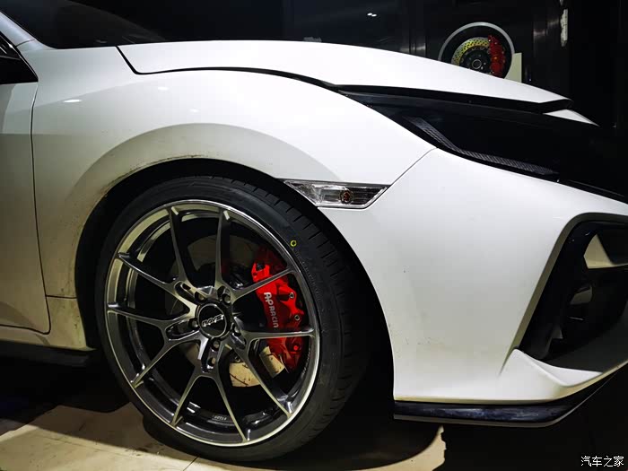 白色思域两厢落地即改装