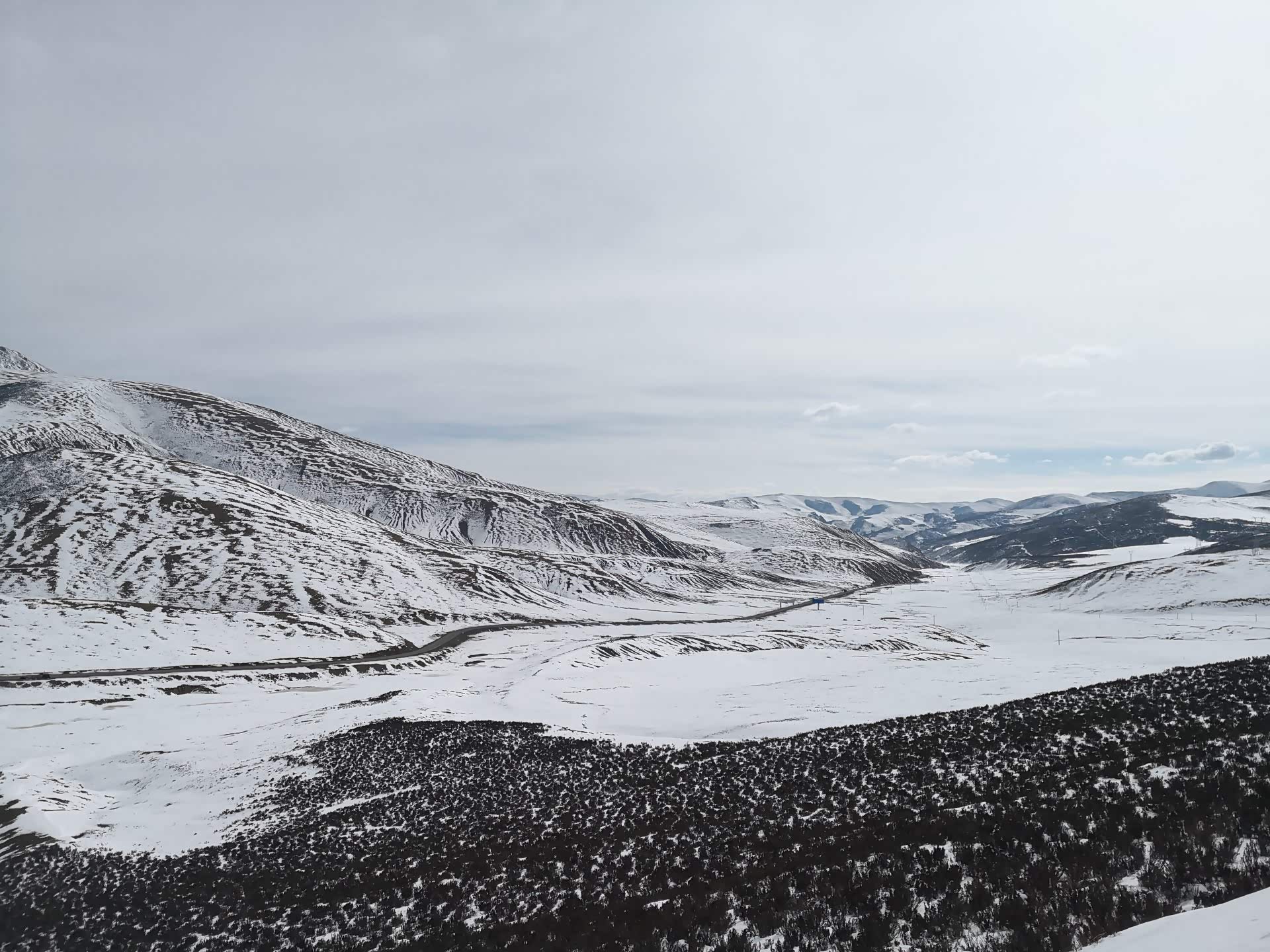从江达到昌都,翻两座大山:雪集拉山,垭口海拔4250;宗拉夷山,垭口海拔