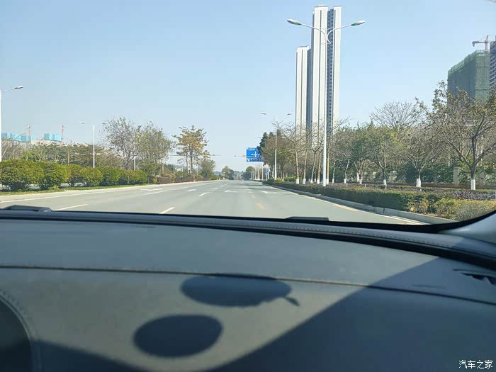 白天有阳光,开车视线好,路上车子也很少,女老司机坐在副驾驶也不用慌