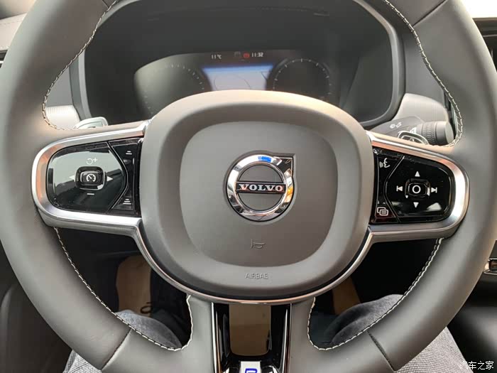 rd方向盘,下面了个r标,其他像跟豪华版一样吧.挺看.