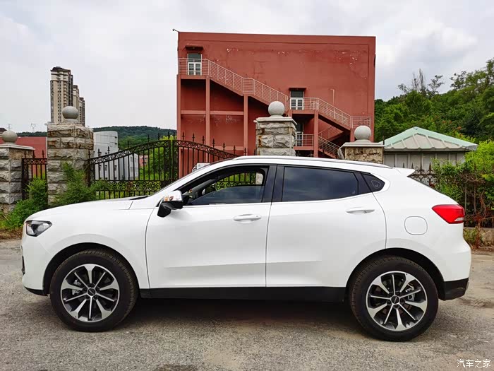 白色精灵哈弗f5我的出行游玩好伙伴