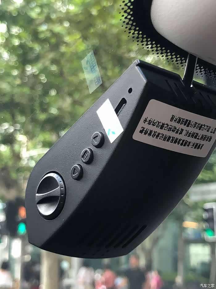 请教关于奔驰c行车记录仪的问题