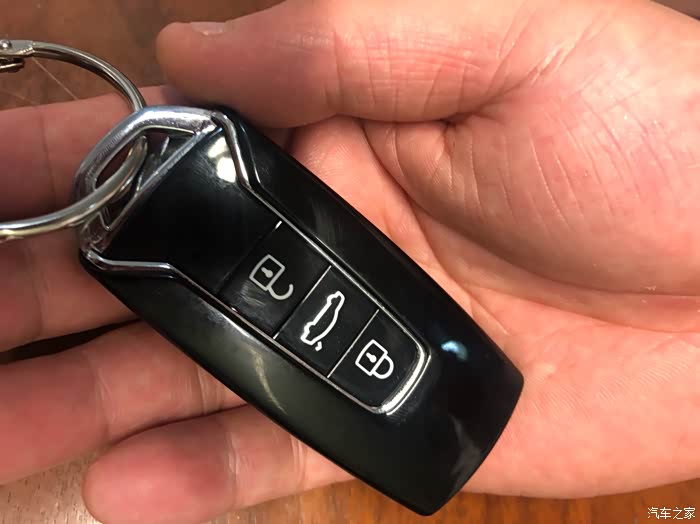 新途锐钥匙,比以前好看呀.