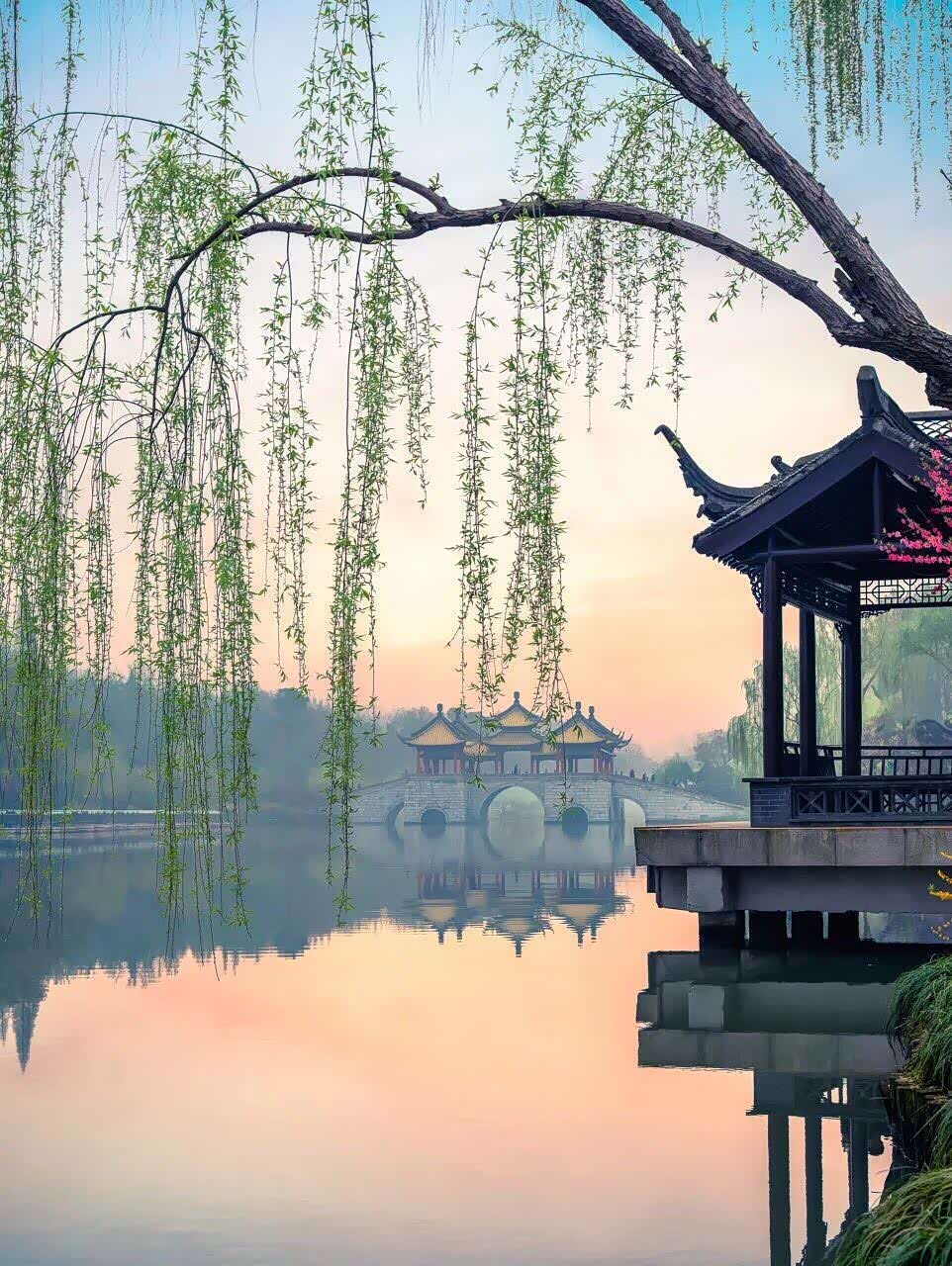 春风十里路,不如烟花三月下扬州.