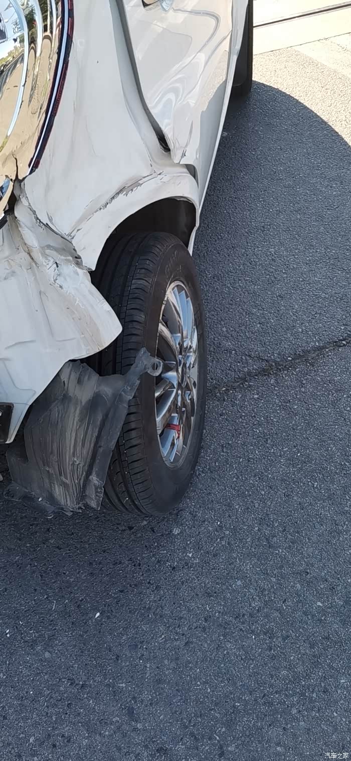 被面包车追尾右后角大家帮忙看看是换是修