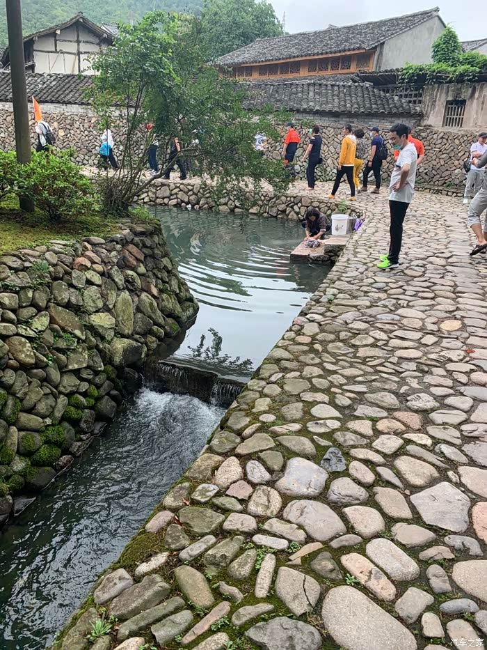 大姐姐在洗衣服!想起了小时候妈妈在河边洗澡