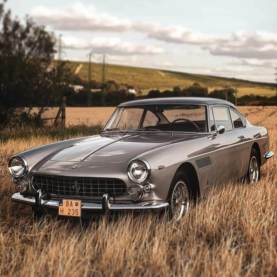 银灰色是很规矩的色彩,法拉利250gt一样也是一台规矩的法拉