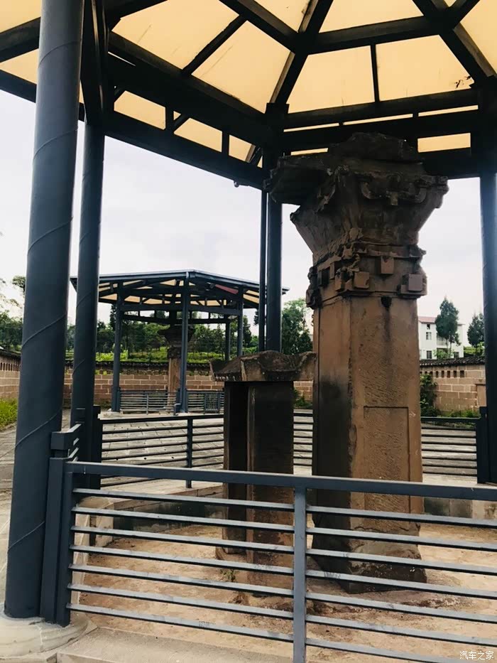 沈府君阙是几处遗存中唯一双阙留存的汉阙.