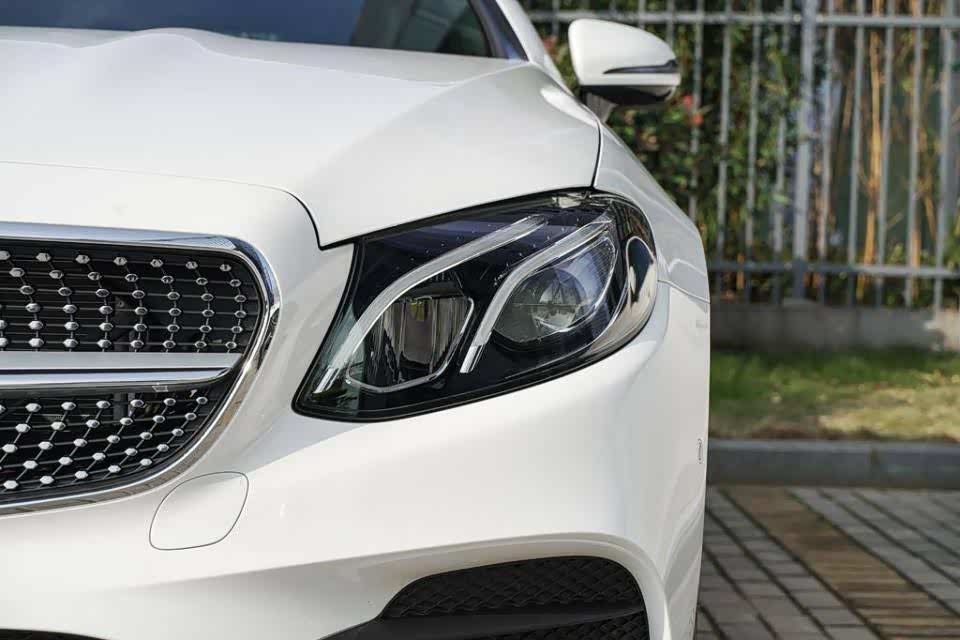 奔驰用了整整两代的鹰眼仍保留在它的车头.