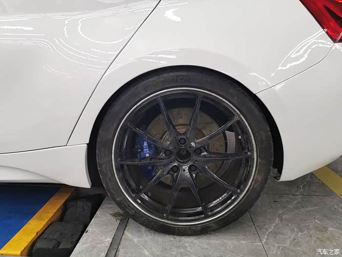 手工宽体,效果很满意,线条完美,油漆饱满,整车的姿态升级