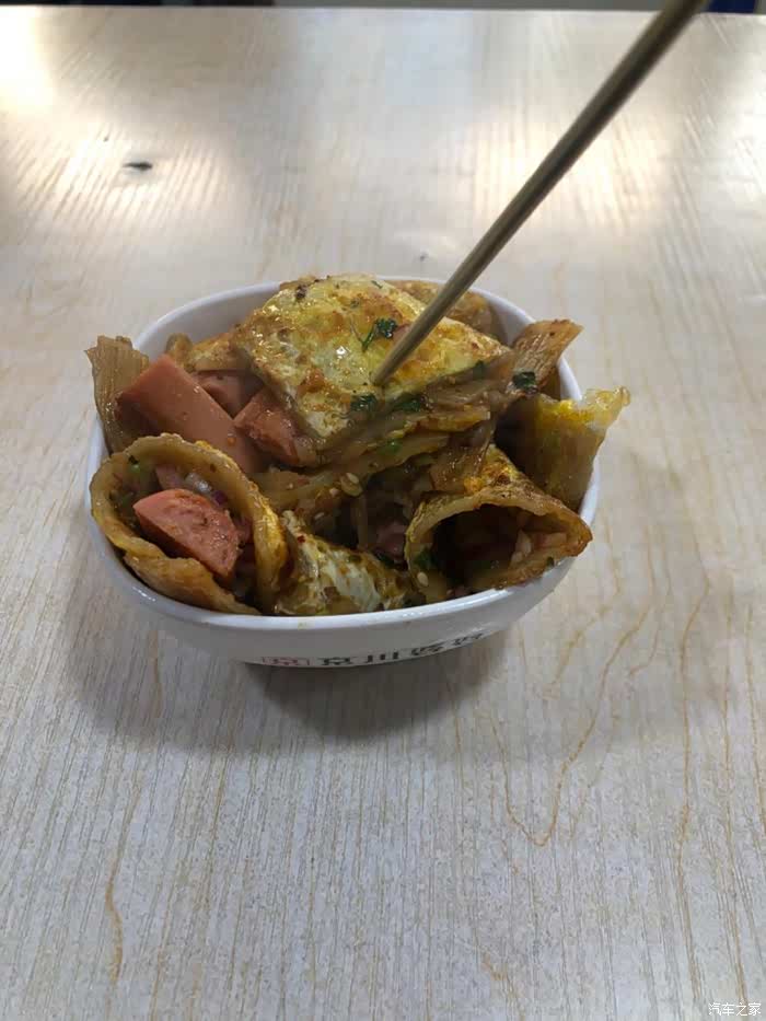 酸甜口味的烤冷面我吃着味道和平时吃的没什么区别.