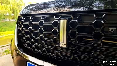 以保定总统府门前的大旗杆为设计元素的魏派车标