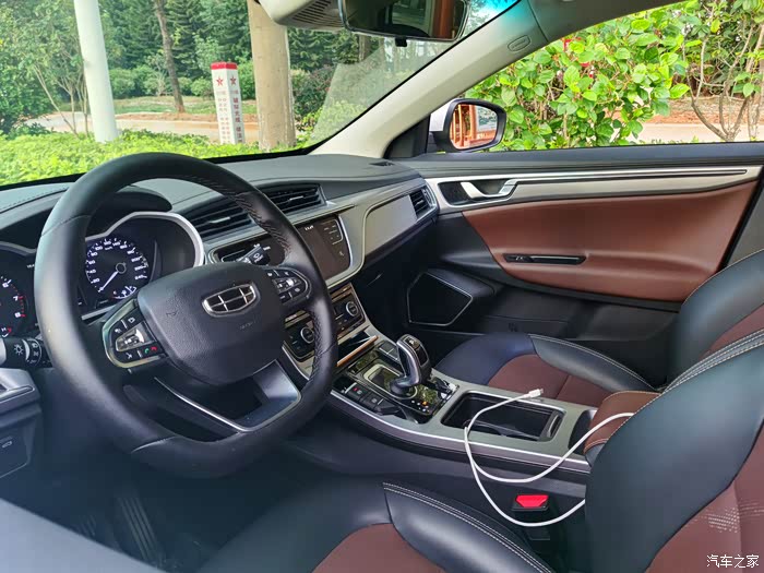 双色搭配的内饰,搪塑仪表台,真皮方向盘,电子档等等配置