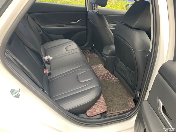 后排空间不错,轴距比领动长了2公分,宽度长了1公分,家用真心够了