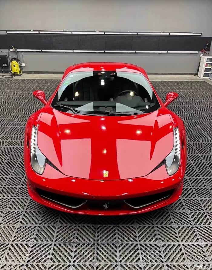 烈焰红马法拉利458造型靓丽动感,动力强劲,超跑里的万人迷.