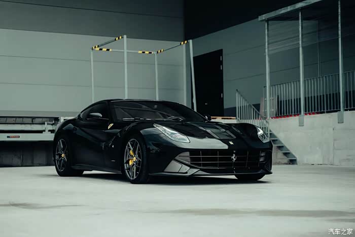 黑色的法拉利ferrarif12berline车标特别