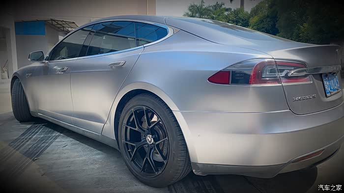 特斯拉models电光灰加starfks轮毂