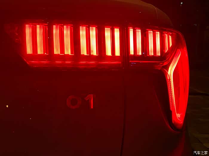 近距离的观看也就很好理解,为什么领克01的车尾灯叫做能量晶体住尾灯