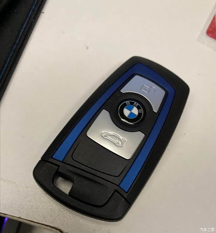 宝马4系的钥匙上面有开启敞篷的功能吗?用钥匙就可以开关敞篷?