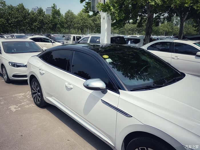 阳光明媚的日子里给白车贴成黑顶俗称的悬浮顶