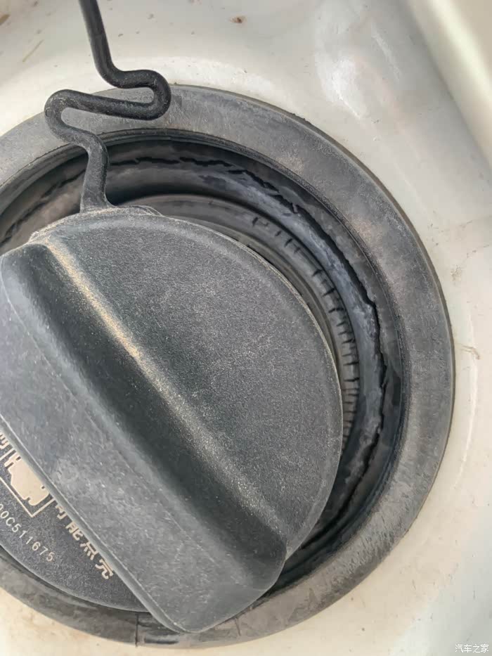 加油口出橡胶裂纹