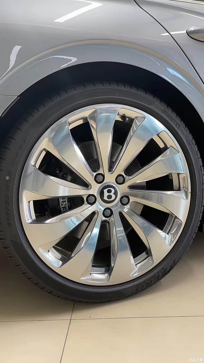 殿堂银的宾利飞驰动感的轮毂圆润的车尾板球红的内饰真美